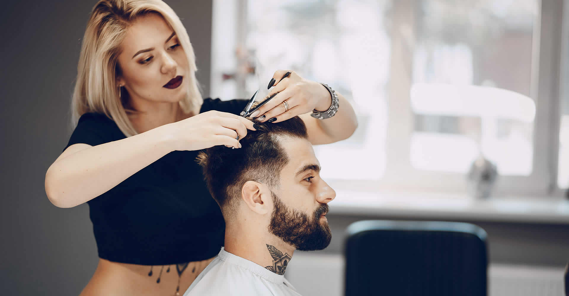 Maestro barbero diseñando corte de cabello con precisión en Barbería Leo